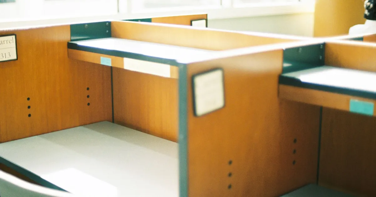Escritorio de oficina vacío junto a una ventana