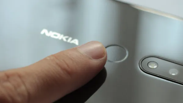 Dedo sobre el lector de huella de un teléfono inteligente