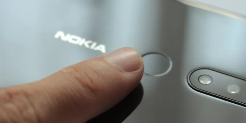 Dedo sobre el lector de huella de un teléfono inteligente