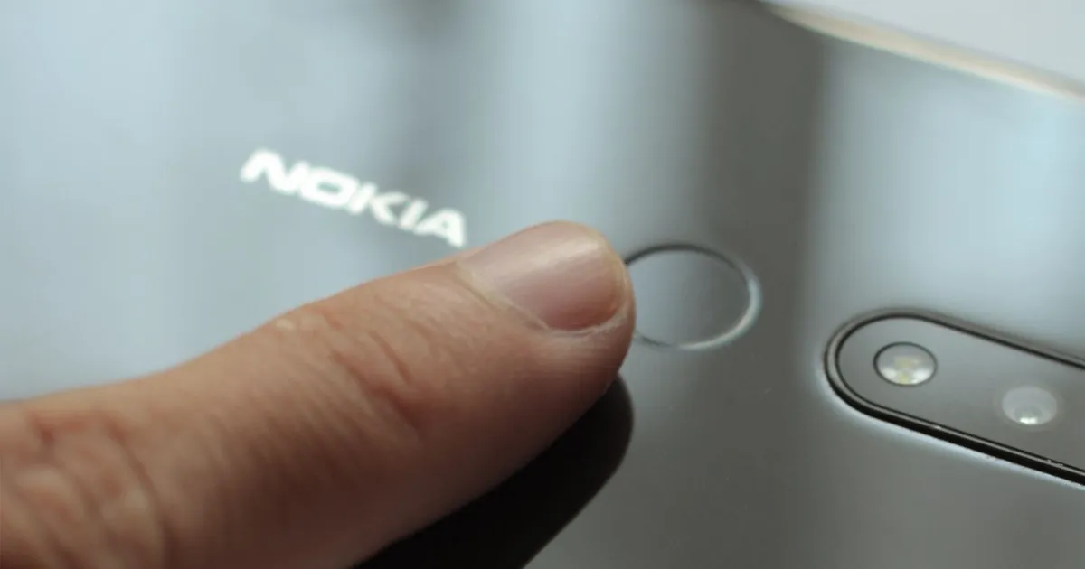 Dedo sobre el lector de huella de un teléfono inteligente