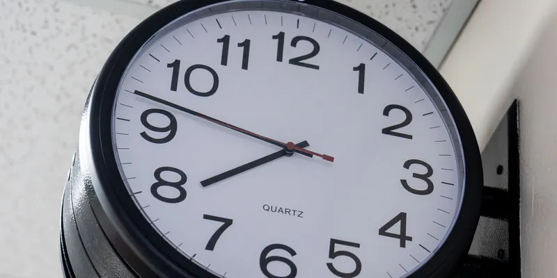 Reloj de pared marcando las nueve en punto en una oficina