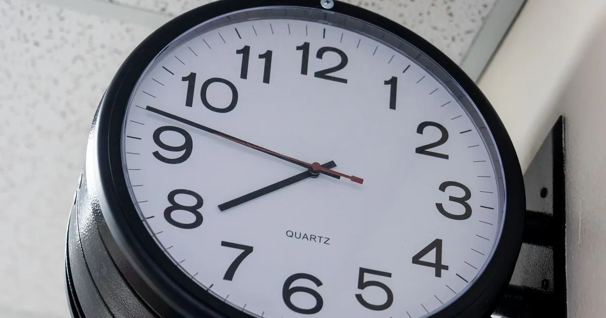 Reloj de pared marcando las nueve en punto en una oficina