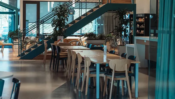 Comedor de empresa con mesas y sillas