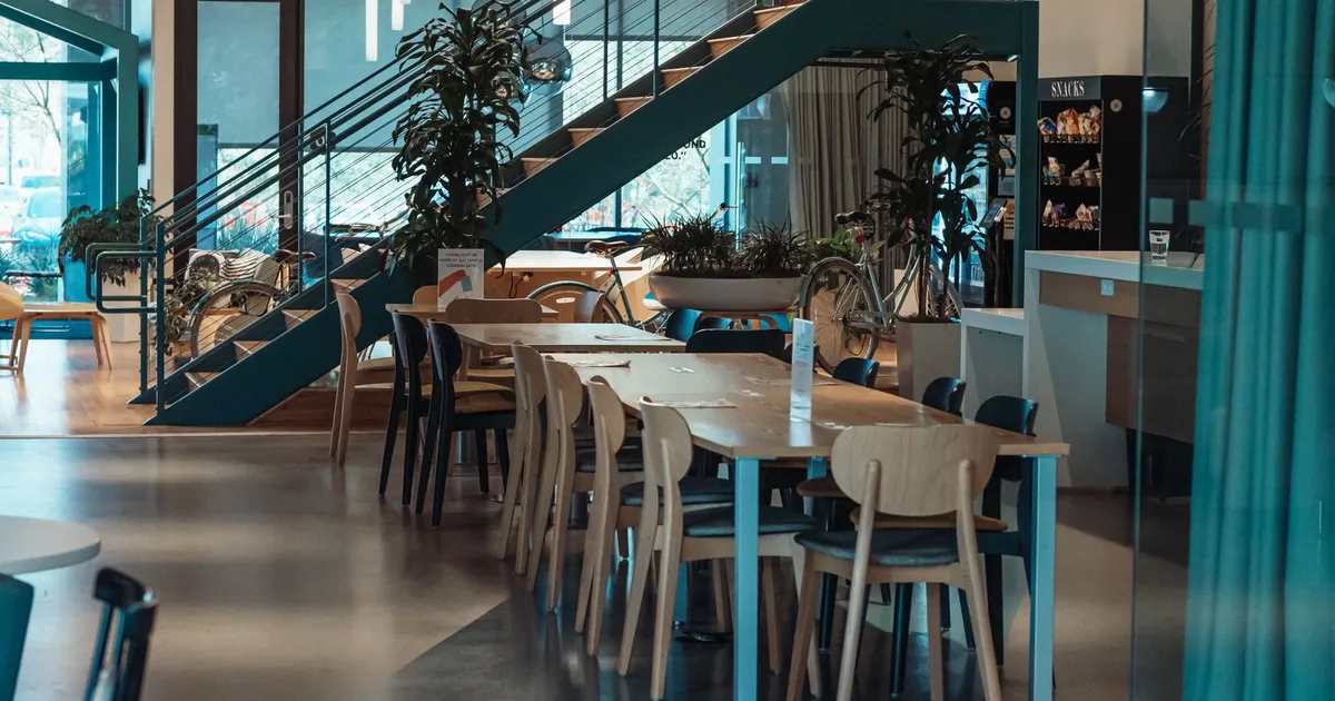 Comedor de empresa con mesas y sillas
