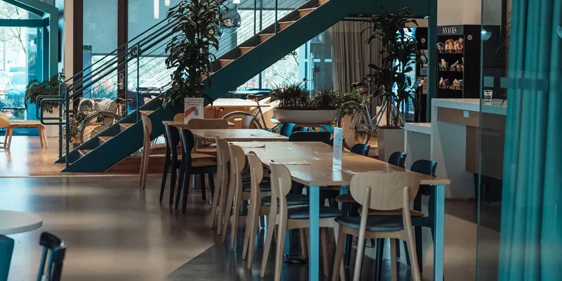 Comedor de empresa con mesas y sillas