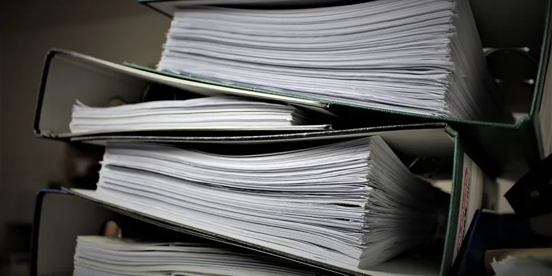 Carpetas de archivo apiladas con documentos
