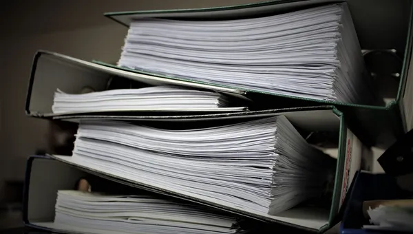 Carpetas de archivo apiladas con documentos
