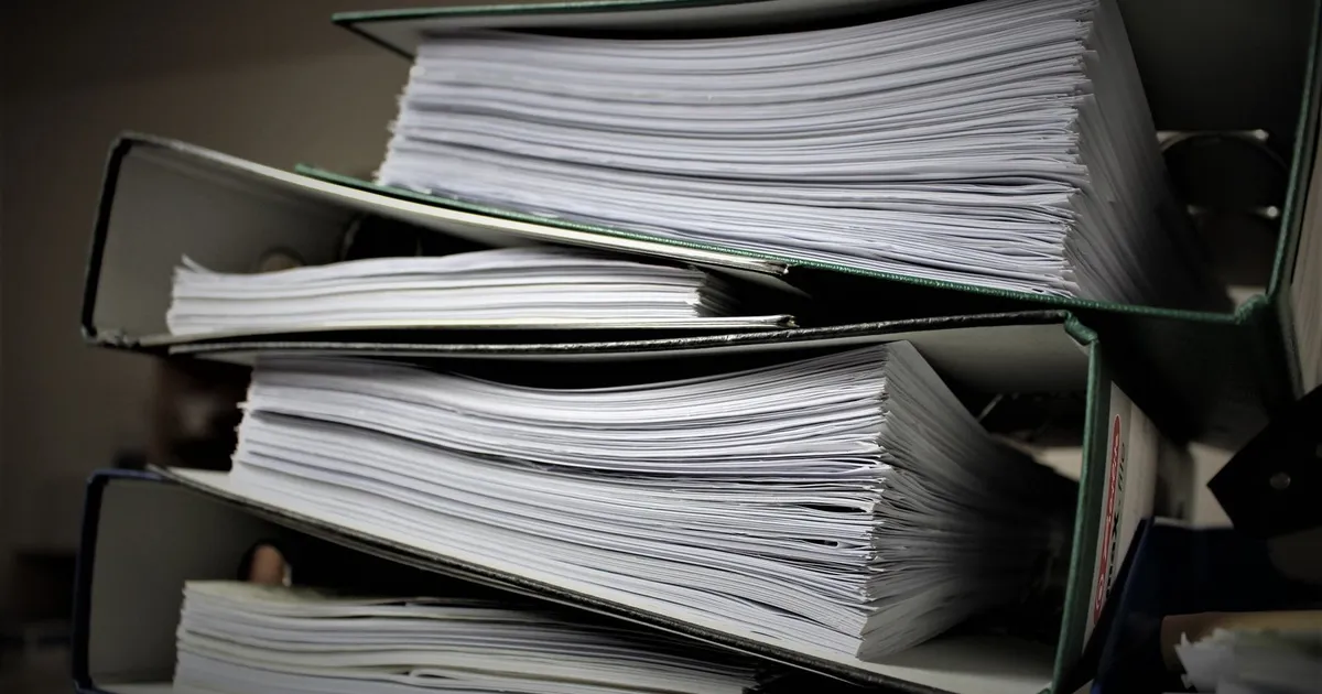 Carpetas de archivo apiladas con documentos